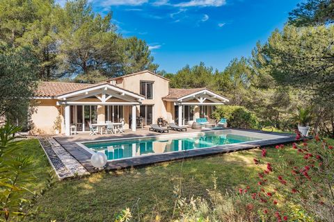 In a wooded and quiet setting, discover this architect-designed property combining charm and modernity. Ideally located in a typically Provencal village, it offers a peaceful living environment while being close to all amenities. The main house consi...