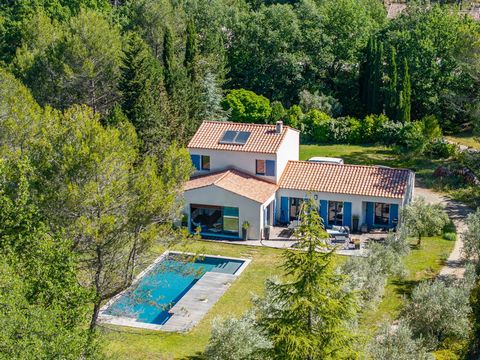 Come and discover this magnificent house located in a charming setting south of Aix-en-Provence, offering a peaceful and sunny living environment. Ideal for a large family, this property boasts 5 spacious bedrooms, perfect for comfortably accommodati...