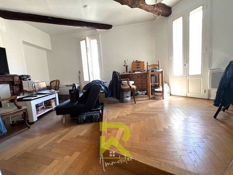 In the city center, Pretty duplex located on the second floor in a small building of 4 apartments, Lots of charm thanks to its exposed beams as well as parquet flooring in the living room, the kitchen is open to the living room. You will find not one...