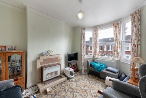 A two bedroom first floor maisonette with potential to extend SUBJECT TO PLANNING. The maisonette is ideally located on this highly desirable residential road in Earlsfield just 7-8 minutes’ walk to Earlsfield Station along with the shops, bars and r...