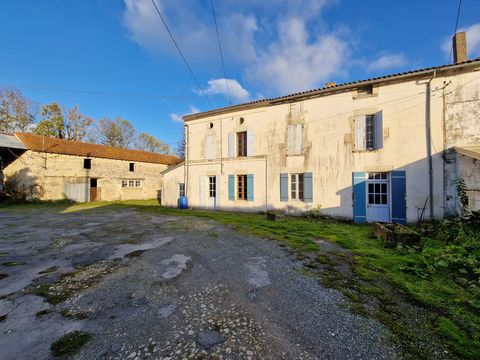 TONNAY CHARENTE proche à 10 min, dans le centre du village de TONNAY BOUTONNE à proximité des commodités, écoles, collège, médecins, pharmacie....En exclusivité Capifrance, ensemble immobilier composé d'une habitation à restaurer entièrement ainsi qu...