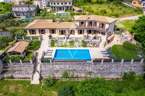 Exklusiv in der Agentur ALPHA LUXE GROUP – Wunderschöne rustikale Villa mit Panoramablick auf die istrische Landschaft und die Stadt Motovun Vižinada liegt auf dem Hügel am südlichen Rand des Mirna-Flusstals, von dem aus man einen Blick auf die umlie...