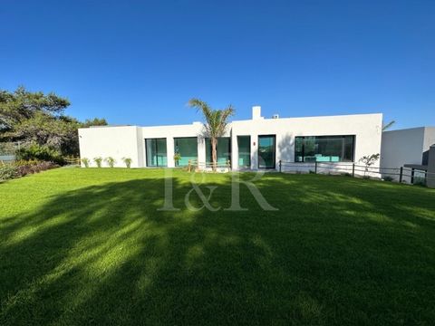 Magnificent villa with 550 sqm of gross building area, located in the quiet area of Abuxarda, Cascais. Spread over 3 floors, on the ground floor there is a large 33 sqm swimming pool, a terrace and leisure area with a bathroom and bar, as well as a p...