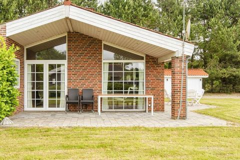 Ferienhaus aus qualitativ hochwertigen Materialien und mit interressanten Details. Die Küche ist mit dem Wohnbereich kombiniert und im Bad finden Sie einen Whirlpool vor, in dem Sie sich richtig schön entspannen können. Am Haus befindet sich ein Gart...