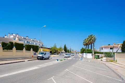 Questo bellissimo appartamento a Dénia è completamente attrezzato e si trova a pochi passi dalla spiaggia. Potrete rilassarvi nella piscina comune (in estate) o godervi un buon libro e un bicchiere di vino sulla terrazza privata. È una scelta eccelle...