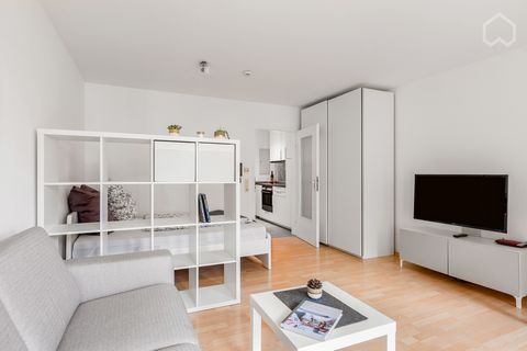 Kommen Sie rein und fühlen Sie sich wohl. Die modern möblierte, helle 1-Zimmer Wohnung verfügt über ein großzügiges Wohn-/Schlafzimmer (französisches Bett mit hochwertiger Matratze, Kleiderschrank, Raumteiler, Tisch, 2 Stühle, TV-Regal, Flat TV, Sofa...