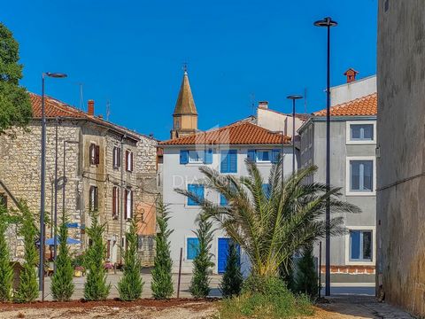 Location: Istarska županija, Umag, Umag. Istria, Umago Per tutti gli amanti del centro storico c'è l'opportunità di acquistare un meraviglioso appartamento. L'appartamento si trova nel centro storico della città, con i suoi 77 mq distribuiti su 4 pia...