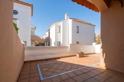 If you want to experience the climate of southern Spain, this flat is ideal for you. It has a 24x9m salt water swimming pool with a depth range between 1.20m and 2.10m and a children's pool. This pool is situated in a communal garden, ideal for relax...