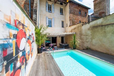 Benvenuti alla Maison Bacchus, un'elegante dimora borghese del XVIII secolo immersa nel pittoresco villaggio di Buzet-sur-Tarn. Con 380 m² di spazio, questa raffinata residenza può ospitare comodamente fino a 8 persone, il che la rende perfetta per u...