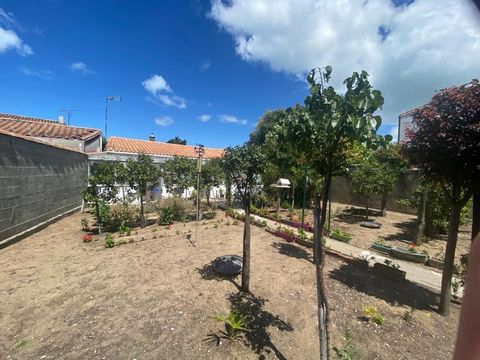 La Flotte, dicht bij het dorpscentrum voor dit huis bestaande uit entree, keuken, eetkamer, woonkamer, doucheruimte, toilet, twee slaapkamers, veranda, studio. Garage, werkplaats. Allemaal op zo'n 400m2 grond. DPE in uitvoering 556.500 euro. 540.000 ...