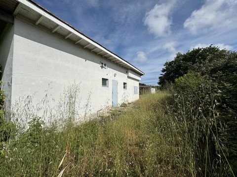 Op een perceel van 634 m2, huis van 48 m2, met werken, 2 bijgebouwen.