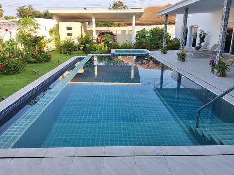 Poolvilla exclusiva e privada no Lago Chaknork Pattaya: Uma fusão de luxo e engenharia alemã! *Visão geral:* - *Tamanho do terreno:* 800 m² - *Áreas cobertas:* 360 m² - *Espaço de convivência:* 215 m² - Privacidade completa com uma parede de propried...