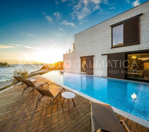 We present to you a villa that is part of an exclusive complex of 7 luxury villas, located near the beautiful Primosten, in the first row to the sea, with direct access to the serene bay and stunning sea views. These villas come in different sizes wi...