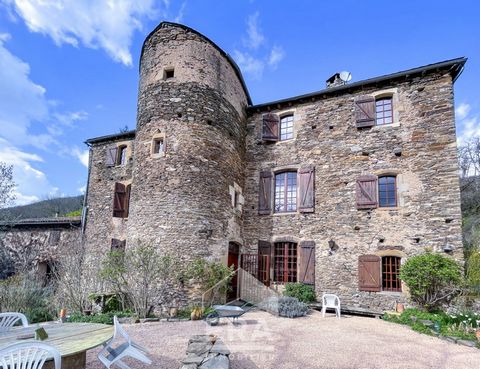 [ CASTILLO MEDIEVAL ] En las inmediaciones de Ambialet, en el corazón del Valle del Tarn, se vende un castillo que data del siglo XV. La hermosa propiedad se compone de un parque de 5.850 m² con acceso directo al Tarn, así como un bosque de casi 3 he...
