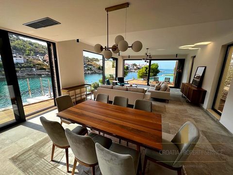 Jolie villa de luxe dans l’une des baies les plus exclusives de l’Adriatique ! Il surplombe la mer cristalline et le soleil et est situé au premier rang en bord de mer dans une baie tranquille ! Villa4 fait partie d’un luxueux complexe de 7 villas mo...