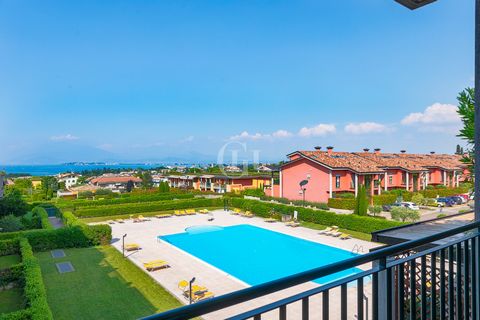 Located in a prestigious area of Desenzano del Garda, within an exclusive residence with swimming pool, elevator, concierge service and direct access to the park, for sale four-room apartment on one floor with large spaces and a wonderful lake view. ...