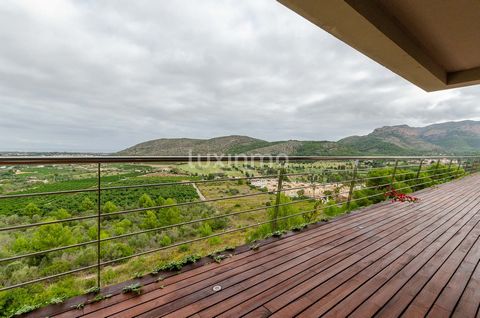 Zum Verkauf stehende Villa mit Panoramablick auf das Meer, den Golfplatz von La Sella und den Berg Montgó. Die Villa ist komplett in Beton gebaut. Sie hat eine Nutzfläche von 1.154 m2 und 1.368 m2 auf einem Grundstück von 3.257 m2. Sie ist in 3 Höhen...