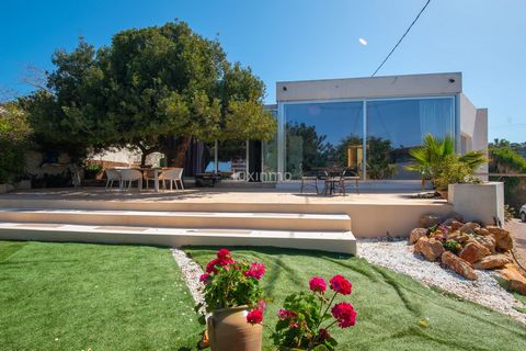 Geräumige und helle 2 Schlafzimmer Einfamilienhaus mit Pool und Meerblick in San Nicolas Bereich in der Nähe von Las Rotas Strand in Dénia Eingebettet in die malerische Gegend von San Juan in Dénia, bietet dieses charmante Einfamilienhaus eine perfek...