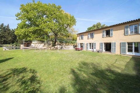 This beautiful property for sale is located just a few metres from local shops, the entrance to Valbonne and just a few minutes from Mougins. It comprises the following features: entrance hall with guest toilet, a magnificent living area with lounge,...