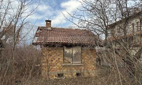 SUPRIMMO Agentur: ... Wir bieten eine zweistöckige Villa mit Hof im Dorf Arbanassi zum Verkauf an. Das Anwesen hat eine Größe von 500 qm. Strom und Wasser sind vorhanden. Das Gebäude hat eine Fläche von 30 qm. pro Etage, massiver Ziegel. Es gibt auch...