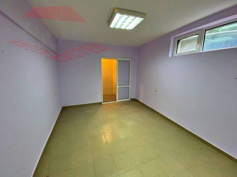 IMOTI NASTEV propose à la vente un bureau à usage mixte au rez-de-chaussée d’une superficie de 23,30 m² dans le complexe de Kherson.Les locaux disposent d’un hall principal et d’un bathroom.So jusqu’à présent, il a été utilisé pour un salon de beauté...