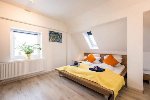 Willkommen im Himmel über Augsburg! Erlebe den Luxus und Komfort dieser neu renovierten und geräumigen Wohnung, die ideal ist für einen unvergesslichen Aufenthalt: - Großes Schlafzimmer mit Kingsize-Bett und zusätzlichem Einzelbett, perfekt für einen...