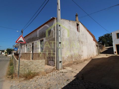 Charming Algarvian house with land, situated in a picturesque village with services and tranquillity. Typical Algarvian three-bedroom house in Sarnadas, Alte, set in a quiet and cosy village, close to public transport and restaurant services. The hou...