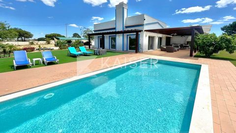 This single-storey villa with a heated pool, jacuzzi, sauna and gym, set in a large plot of land with maximum privacy is located in Galé at walking distance to several amenities and some of the best Algarve beaches, like Galé, Salgados and São Louren...