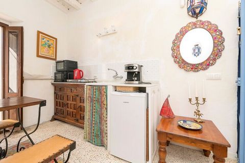 Im Außenbereich bietet der Andalusische Patio, der mit den anderen Bewohnern geteilt wird, einen farbenfrohen Tisch und Stühle, an denen Sie Ihre Mahlzeiten im Freien genießen können. Es ist der perfekte Ort, um lokale Bräuche kennenzulernen und Mens...