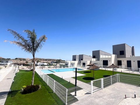 Exklusiver Komplex von schlüsselfertigen Stadthäusern im fantastischen Altaona Golf & Country Village, nur 15 Minuten von der Stadt Murcia und dem Flughafen entfernt. Das Resort verfügt über einen 24-Stunden-Sicherheitsdienst, einen Supermarkt, einen...