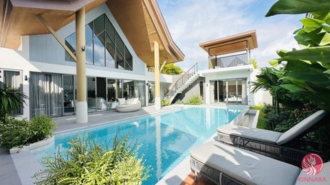 Vivi l'epitome della vita di lusso in questa splendida villa con piscina con 4 camere da letto e 5 bagni situata nella prestigiosa zona Laguna di Phuket, a soli 15 minuti dalla splendida spiaggia di Layan. Questa residenza dal design elegante combina...