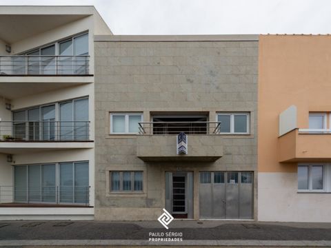 House T4 + 1, located in full 1st line of the sea in Vila do Conde, with excellent areas. This unique property, ideal for those seeking comfort and quality of life, was designed by the prestigious architect Siza Vieira. The property has a spacious te...