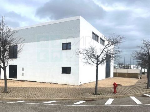 Nuovo magazzino nel Tavira Business Park Capannone industriale con una superficie di impianto di 248 m2, inserito in un terreno di 479 m2. Misure approssimative di 12,6 metri X 19,6 metri. Altezza (altezza del soffitto) superiore a 7 metri. Dispone d...