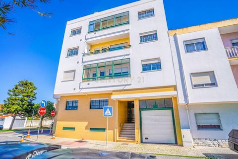 Este apartamento T2, situado no primeiro andar, destaca-se pela sua excelente orientação solar (sul/oeste) e localização privilegiada no bairro dos Arneiros, junto a todos os serviços essenciais. Características do imóvel: Cozinha semi-equipada, com ...