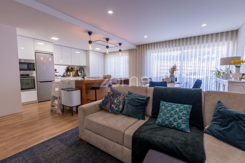 Identificação do imóvel: ZMPT574719 Apresento-lhe este encantador apartamento T2, seminovo, localizado no coração de Vizela, numa zona privilegiada que combina o dinamismo urbano com o charme tradicional da cidade. A poucos metros do mercado municipa...