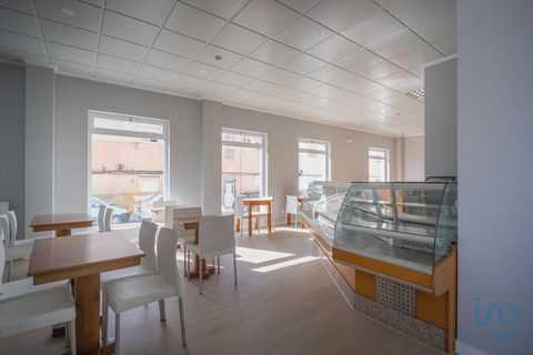 Oportunidade de negócio – Loja comercial de 100 m² Preço do trespasse: 29 500 € Novo contrato de arrendamento: 1 000 €/mês Área: 100 m² + arrecadaçao de 40m2 Localização estratégica e espaço bem equipado Este espaço comercial é uma excelente oportuni...