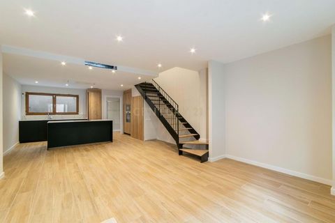 NUEVA A ESTRENAR - Materiales y acabados de calidad. 100 m2 útiles de vivienda. En la Planta Baja se encuentra el salón comedor con cocina abierta (totalmente equipada con nevera, lavavajillas, horno, microondas, placa de inducción, campana extractor...
