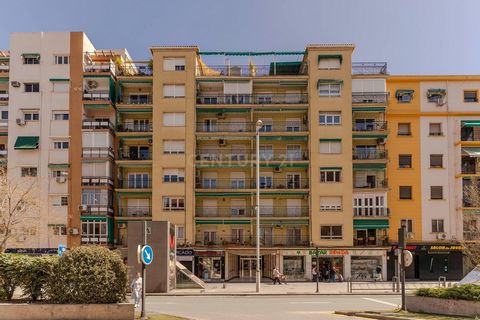 Descubre este espacioso piso de 141m² ubicado en Camino de Ronda 136 - 5ª planta, muy cerca de la salida de la autovía, Méndez Núñez. El inmueble cuenta con un diseño funcional que incluye un amplio hall con armario, salón muy luminoso gracias a sus ...