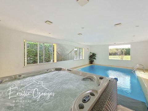 Maison de charme avec piscine intérieure et spa.