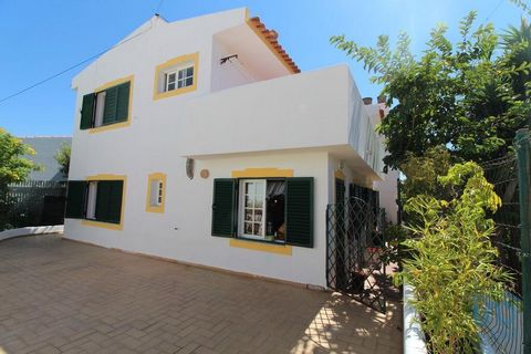 Uma Moradia isolada junto à Ria Formosa. Composta por 3 pisos, sendo que: - cave com garagem e outra divisão para arrumos com área de lavandaria; - r/c, com várias áreas exteriores verdes e de estadia que conectam com interior da casa pela entrada pr...