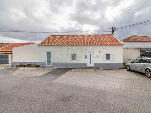 Originalmente um T2, esta moradia totalmente remodelada em 2023, conta com: 1 Suite; 1 Quarto; 1 espaço amplo que pode ser quarto ou escritório; 1 Wc; 1 Sala; 1 Cozinha; 1 Anexo com churrasqueira e cozinha; 1 Lavandaria; 1 Terraço; 1 Páteo; 1 Garagem...