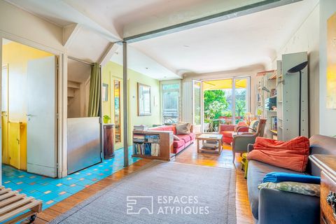 Située à l'Est du Bas-Montreuil, à proximité de la place Carnot, cette maison développe 174,47 m2 (114,66 m2 habitables) sur trois niveaux, auxquels s'ajoutent deux jardins totalisant 115 m2, une terrasse de 10 m2 ainsi qu'un garage. L'accès aux lieu...