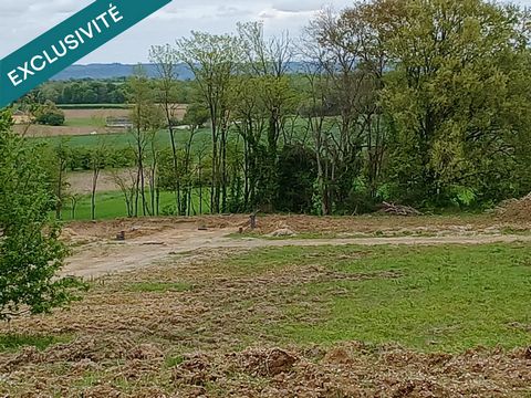 Terrain construtible en lotissement de 1069 m² situé à l'entrée avec vue bordure de forêt.
