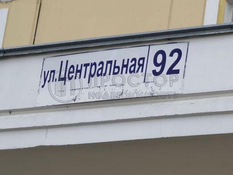 Код объекта: 1064661. Продаётся просторная 2х комнатная квартира, общая площадь квартиры составляет 60 кв.м., комнаты, площадью 20.3 и 13 кв.м., а также просторная кухня площадью 11.9 кв.м. Распашная планировка. Район имеет развитую инфраструктуру. У...