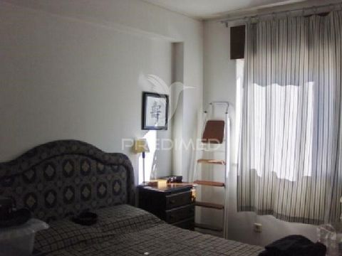 ALFRAGIDE SUL          Excelente apartamento, remodelado, com boas áreas, quatro quartos, varanda interior (saguão), corredor grande (em 