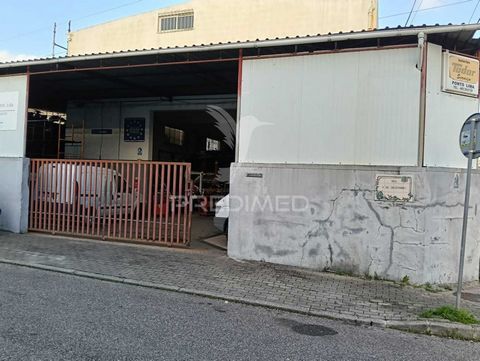 Espaço amplo e versátil com 1.062m² de área bruta de construção, licenciado e em pleno funcionamento, localizado na zona dos Moinhos da Funcheira, freguesia da Mina de Água, Amadora. Com acesso direto ao IC16, IC17 e CRIL, destaca-se pela excelente l...