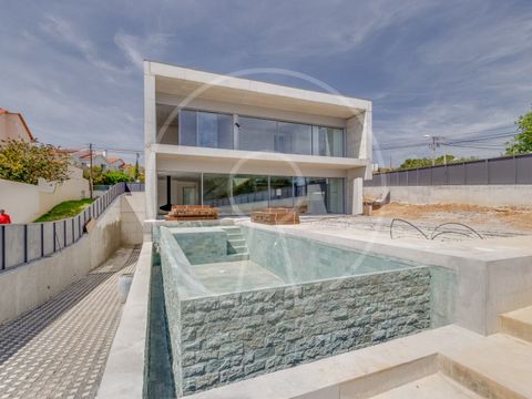 Independent Minimalist architecture villa in exposed concrete with pure contemporary lines and unique features that set it apart. This is a high-quality residential project that combines comfort with exclusivity and environmental concern. Constructio...