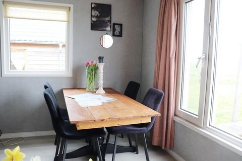 Deze 2 naast elkaar gelegen huisjes vind je op een unieke landelijke plek met veel privacy in Friesland. Middenin de vrije natuur en met een prachtig uitzicht! De locatie is zeer geschikt voor 2 samenreizende gezinnen die hun eigen privacy op prijs s...