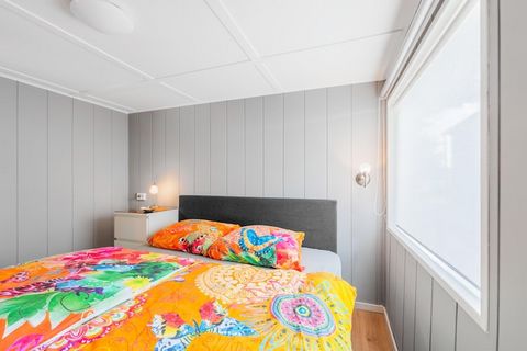 In het landelijk gelegen Reutum vind je dit gezellige houten chalet vakantiehuisje met privézwembad. Ideaal voor rustige vakanties met familie en vrienden. De omgeving leent zich uitstekend voor het maken van prachtige fiets- en wandeltochten. Er is ...