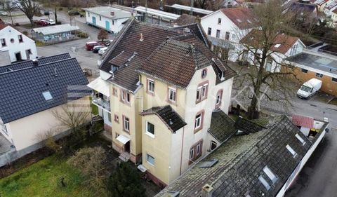 Dieses großzügige Fünffamilienhaus vereint historischen Charme mit modernen Sanierungen und bietet eine ideale Gelegenheit sowohl für Kapitalanleger als auch für Eigennutzer, die Wohnen und Investieren miteinander verbinden möchten. Das Anwesen beste...